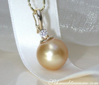 Pretty Golden Southsea Pearl Pendant with Diamond