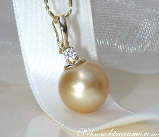 Pretty Golden Southsea Pearl Pendant with Diamond