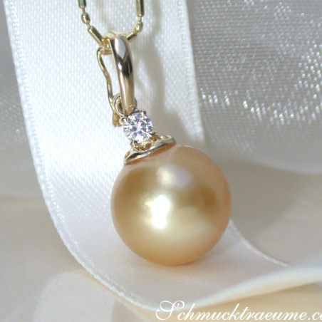 Pretty Golden Southsea Pearl Pendant with Diamond