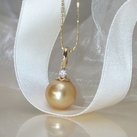 Pretty Golden Southsea Pearl Pendant with Diamond