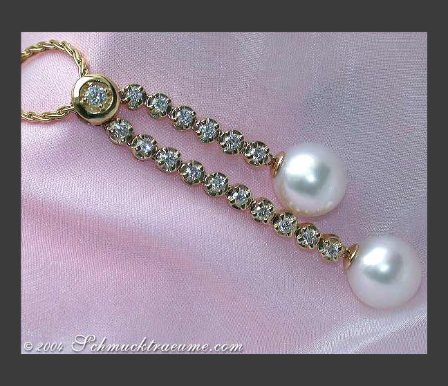Impressive Diamond Pendant with two Southsea Pearls Impressive Diamond Pendant with two Southsea Pearls