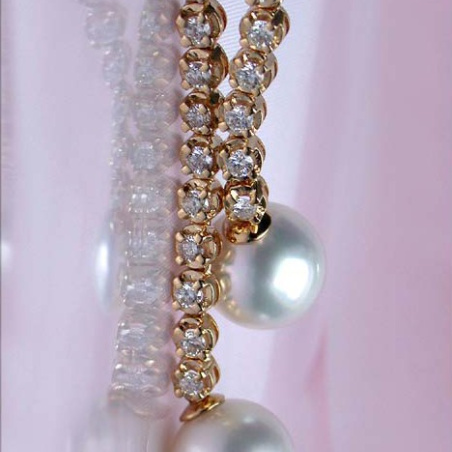 Impressive Diamond Pendant with two Southsea Pearls