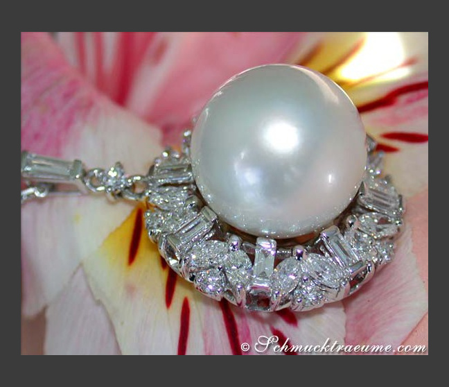 Glorious Southsea Pearl Pendant with Diamonds (14 mm) Glorious Southsea Pearl Pendant with Diamonds (14 mm)