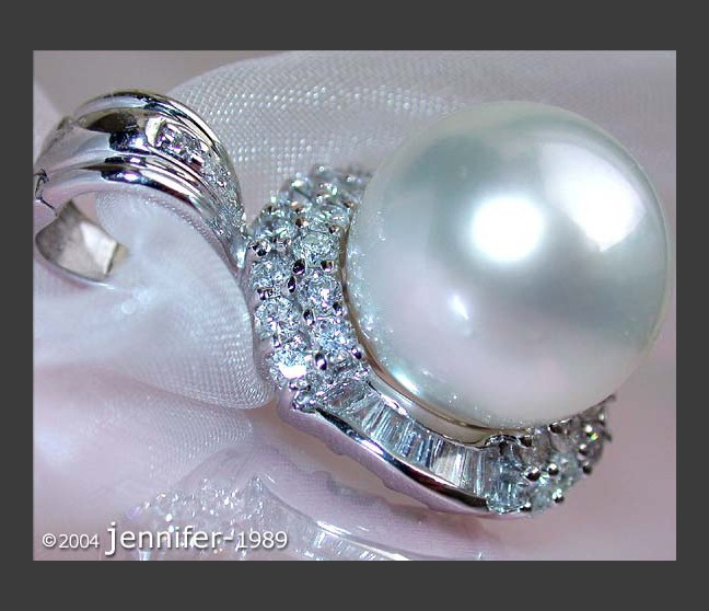 Elegant Southsea Pearl Pendant with Diamonds (13 - 14 mm) Elegant Southsea Pearl Pendant with Diamonds (13 - 14 mm)
