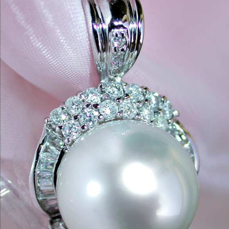 Elegant Southsea Pearl Pendant with Diamonds (13 - 14 mm)