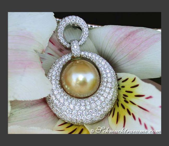 High-end Golden Southsea Pearl Pendant with Diamonds High-end Golden Southsea Pearl Pendant with Diamonds