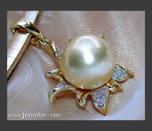 Pretty Golden Southsea Pearl Pendant with Diamonds Pretty Golden Southsea Pearl Pendant with Diamonds