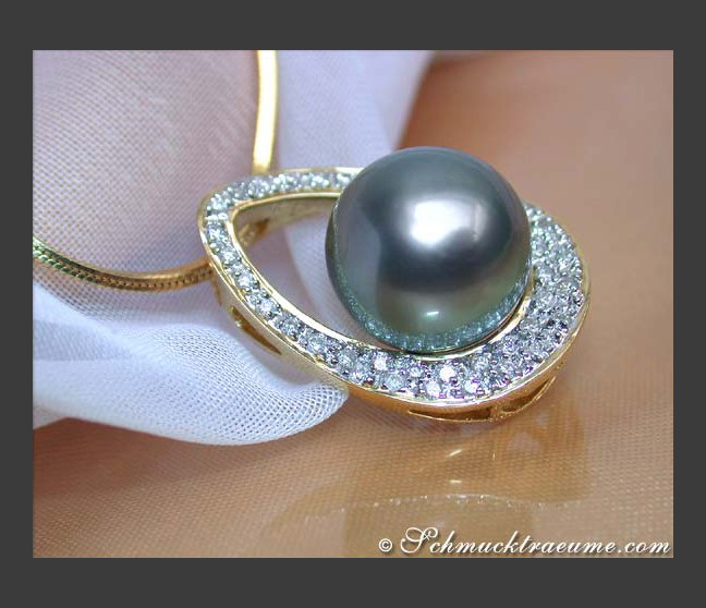 Dreamlike Tahitian Pearl Pendant with Diamonds (Mikimoto Design) Dreamlike Tahitian Pearl Pendant with Diamonds (Mikimoto Design)