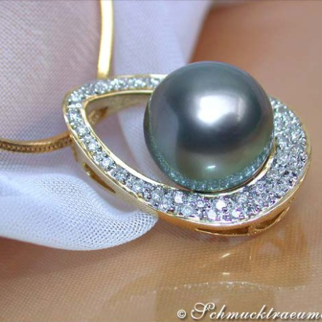Dreamlike Tahitian Pearl Pendant with Diamonds (Mikimoto Design)