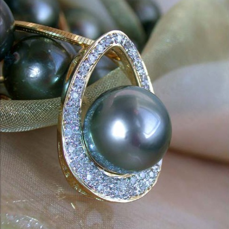 Dreamlike Tahitian Pearl Pendant with Diamonds (Mikimoto Design)