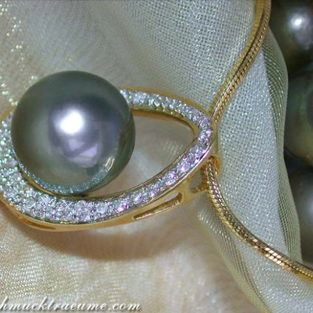 Dreamlike Tahitian Pearl Pendant with Diamonds (Mikimoto Design)