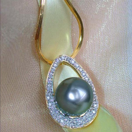 Dreamlike Tahitian Pearl Pendant with Diamonds (Mikimoto Design)
