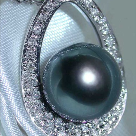 Picture Perfect Tahitian Pearl Pendant with Diamonds (Mikimoto Design)