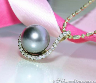 Elegant Tahitian Pearl Pendant with Diamonds in Yellow gold