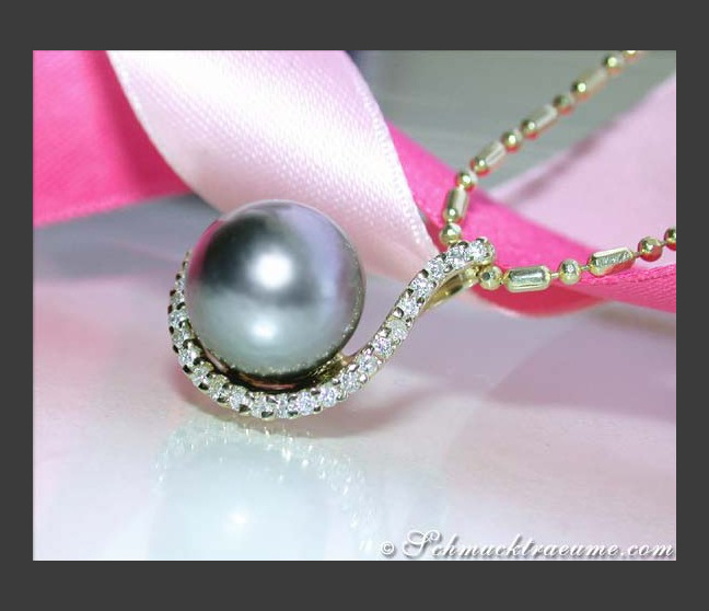 Elegant Tahitian Pearl Pendant with Diamonds in Yellow gold Elegant Tahitian Pearl Pendant with Diamonds in Yellow gold
