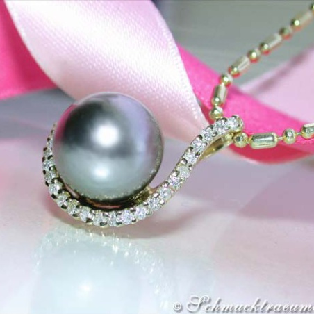 Elegant Tahitian Pearl Pendant with Diamonds in Yellow gold