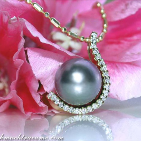 Elegant Tahitian Pearl Pendant with Diamonds in Yellow gold