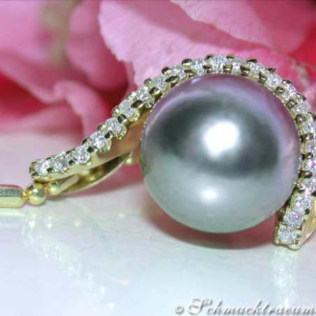 Elegant Tahitian Pearl Pendant with Diamonds in Yellow gold