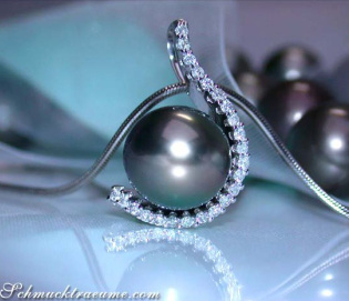Attractive Tahitian Pearl Pendant with Diamond Collar