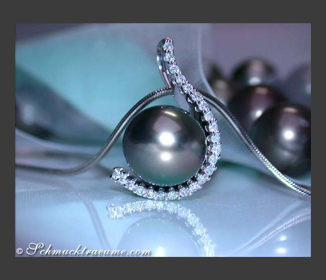 Attractive Tahitian Pearl Pendant with Diamond Collar Attractive Tahitian Pearl Pendant with Diamond Collar