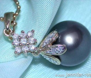 Timeless Tahitian Pearl Diamond Pendant in Yellow gold