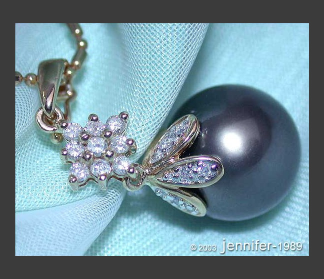 Timeless Tahitian Pearl Diamond Pendant in Yellow gold Timeless Tahitian Pearl Diamond Pendant in Yellow gold