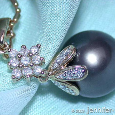 Timeless Tahitian Pearl Diamond Pendant in Yellow gold