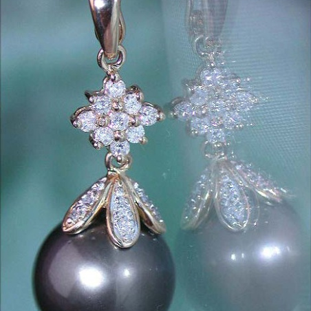 Timeless Tahitian Pearl Diamond Pendant in Yellow gold
