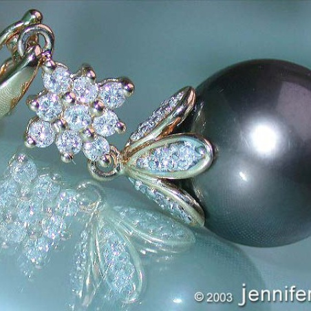 Timeless Tahitian Pearl Diamond Pendant in Yellow gold
