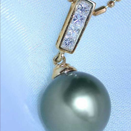 Precious Tahitian Pearl Pendant with Diamonds in Yellow gold 18k