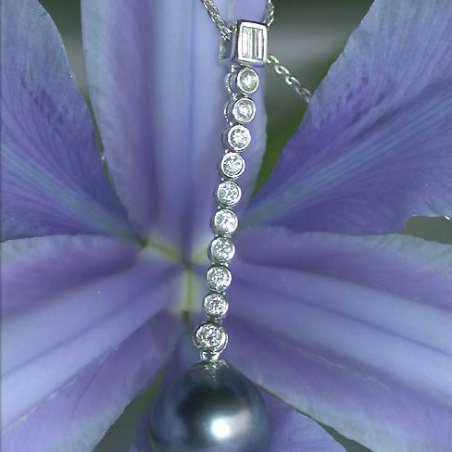 langer Tahitiperle Anhänger mit Brillanten
