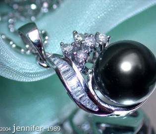 Feminine Tahitian Pearl Pendant with Diamonds