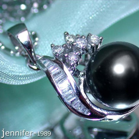 Feminine Tahitian Pearl Pendant with Diamonds