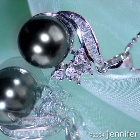 Feminine Tahitian Pearl Pendant with Diamonds