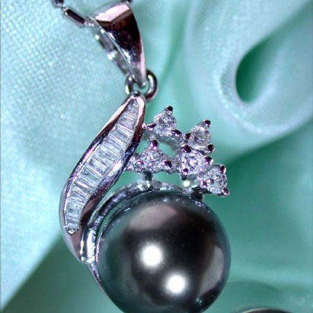 Feminine Tahitian Pearl Pendant with Diamonds