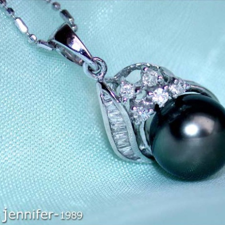 Feminine Tahitian Pearl Pendant with Diamonds