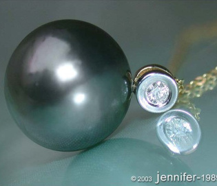 Beautiful Tahitian Pearl Diamond Pendant incl. Chain in Yellow Gold