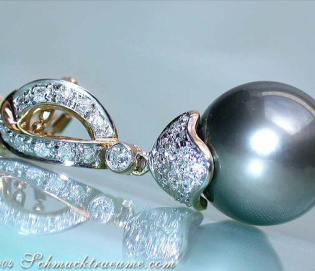 Classic Tahitian Pearl Diamond Pendant in Yellow Gold