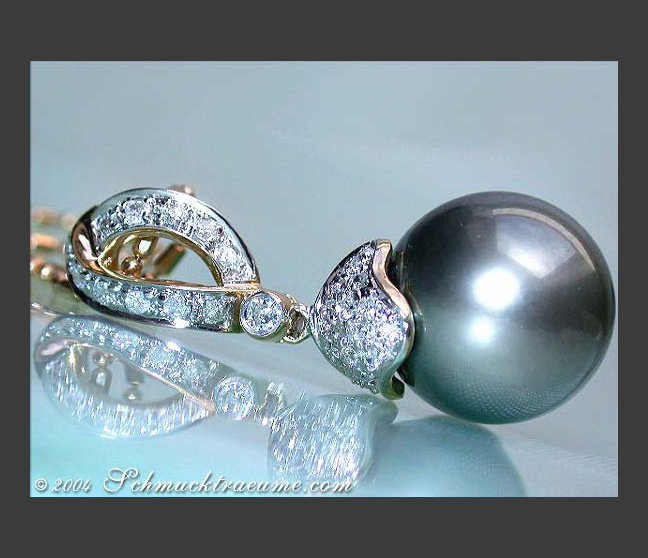 Classic Tahitian Pearl Diamond Pendant in Yellow Gold Classic Tahitian Pearl Diamond Pendant in Yellow Gold