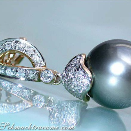 Classic Tahitian Pearl Diamond Pendant in Yellow Gold