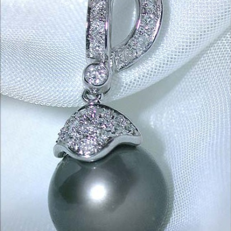 Classic Tahitian Pearl Pendant with Diamonds