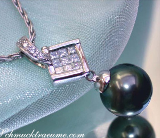 Picture perfect Tahitian Pearl Pendant with Diamonds