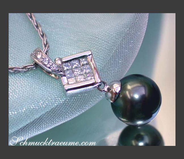Picture perfect Tahitian Pearl Pendant with Diamonds