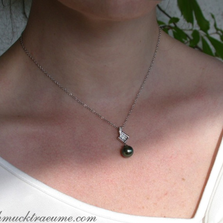 Picture perfect Tahitian Pearl Pendant with Diamonds