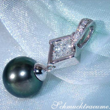 Picture perfect Tahitian Pearl Pendant with Diamonds