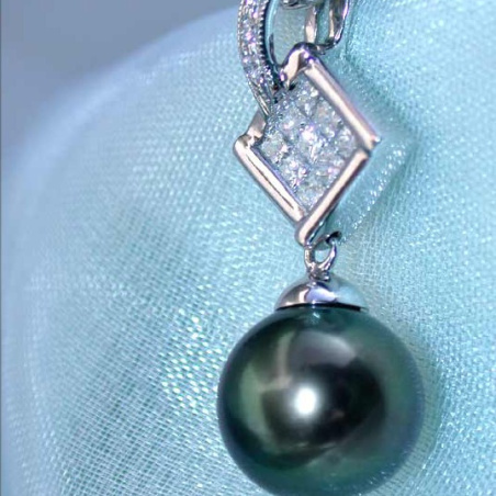 Picture perfect Tahitian Pearl Pendant with Diamonds