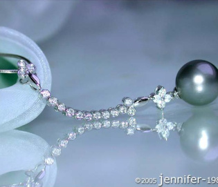 Blossom Style Tahitian Pearl Pendant with Diamonds