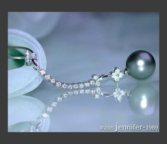 Blossom Style Tahitian Pearl Pendant with Diamonds Blossom Style Tahitian Pearl Pendant with Diamonds
