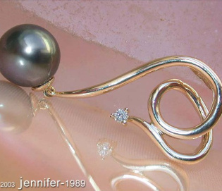Beautiful Tahitian Pearl Diamond Pendant in Yellow gold 14k
