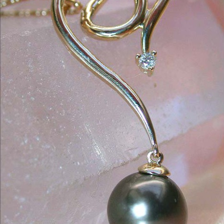 Beautiful Tahitian Pearl Diamond Pendant in Yellow gold 14k